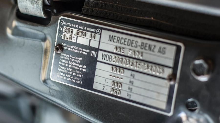 Моторный отсек Mercedes-Benz 190E 2.5-16 EVO II 1990 года  (фото 15 из 22)